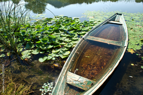 Konstfotografi old boat by the lake
