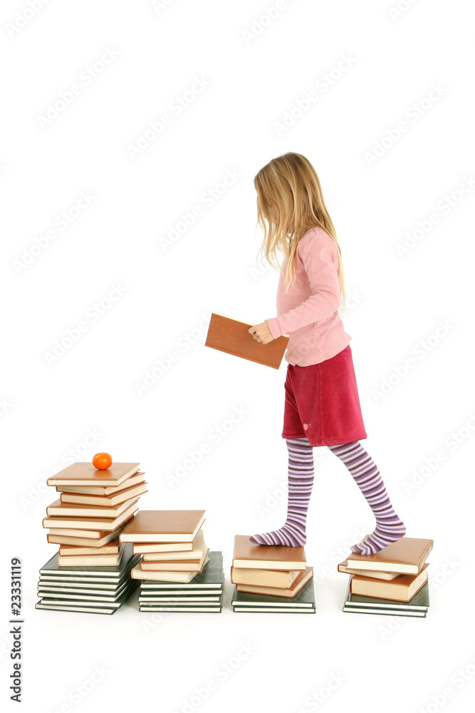 fillette marchant sur des livres fillette marchant sur des livres
