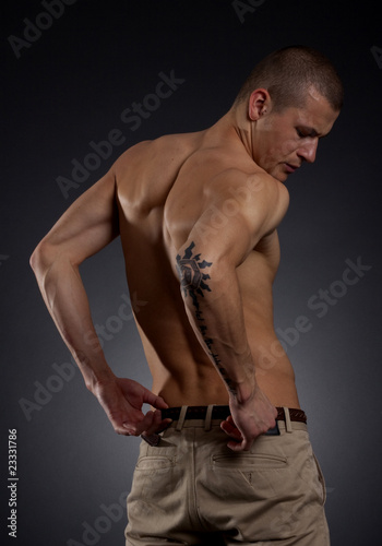 Fotografia man pulling up his pants