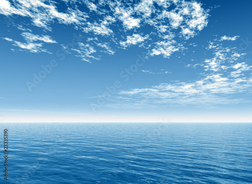 Ozean mit Wolkenhimmel