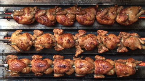 HD1080p Leckere Grillhähnchen am Spiess. Oktoberfest München
