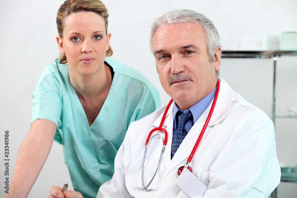 Fototapeta premium Médecin et infirmière regardant radiographie