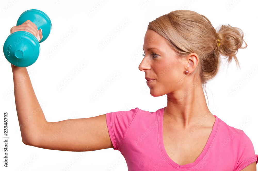 Frau konzentriert sich beim Sport mit Hantel Frau konzentriert sich beim Sport mit Hantel