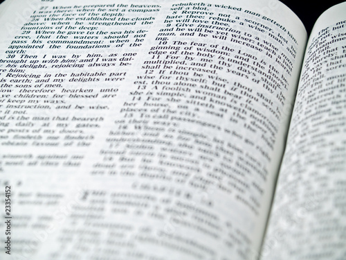 Quadro su tela The Bible opened to the Book of Proverbs