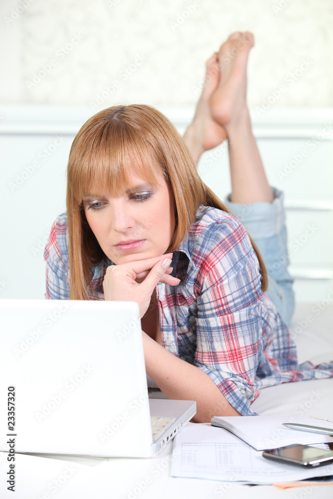 Portrait d'une femme devant un ordinateur portable Portrait d'une femme devant un ordinateur portable