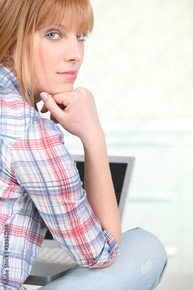 Naklejka premium Portrait d'une femme devant un ordinateur portable
