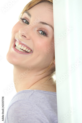 Portrait d'une jeune femme blonde souriante