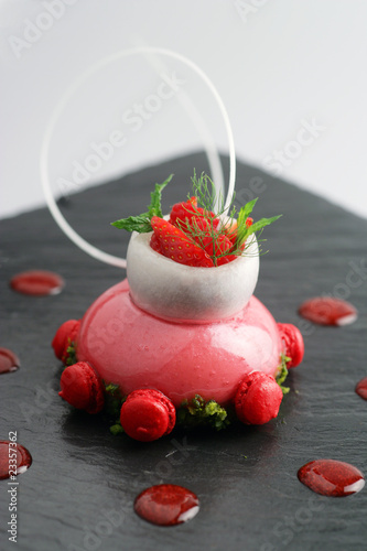 Fototapeta Naklejka Na Ścianę i Meble -  Baba Fraise Macaron