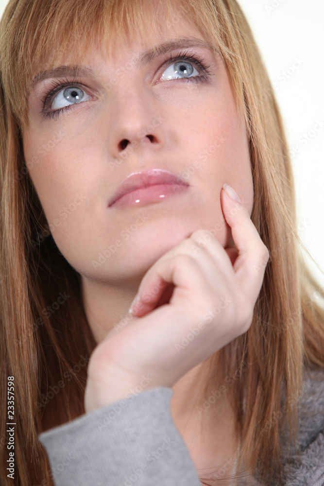 Portrait d'une femme blonde rêveuse Portrait d'une femme blonde rêveuse