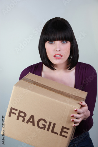 Jeune femme avec carton de déménagement