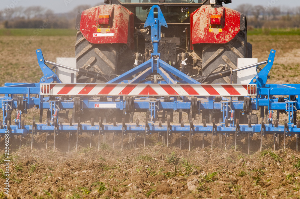 Obraz premium Tracteur passant le vibroculteur dans un champ