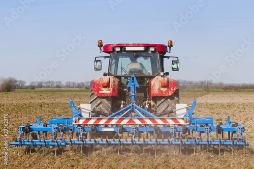 Tracteur passant le vibroculteur dans un champ