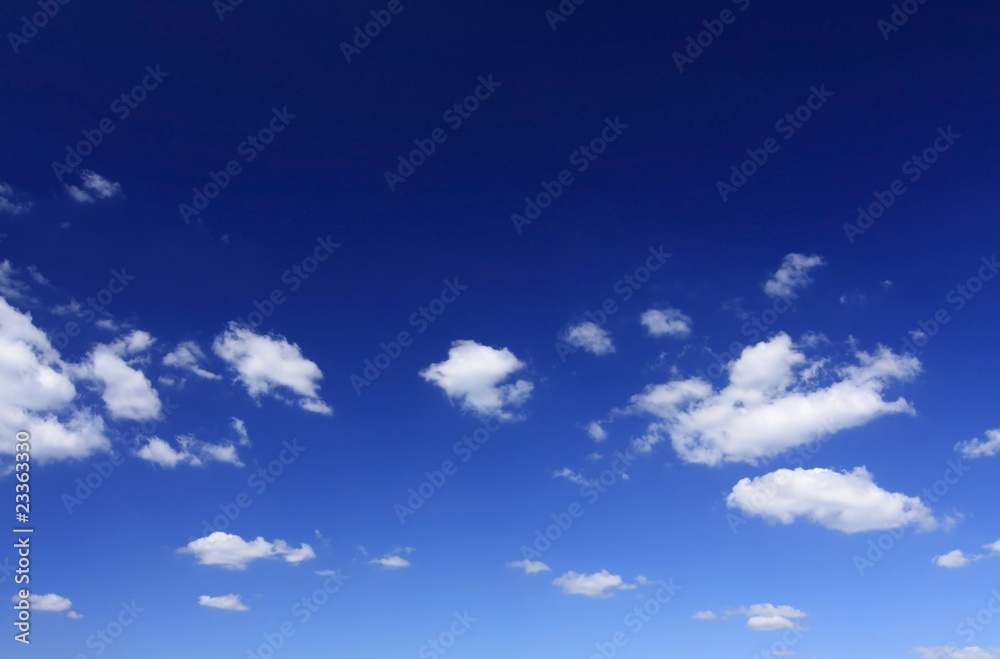 blauer Himmel mit Wolken
