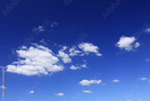 blauer Himmel mit Wolken photo