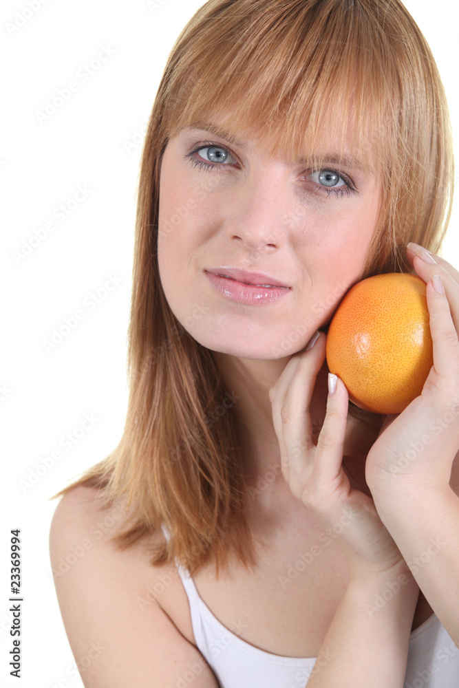 Portrait d'une femme avec une orange Portrait d'une femme avec une orange