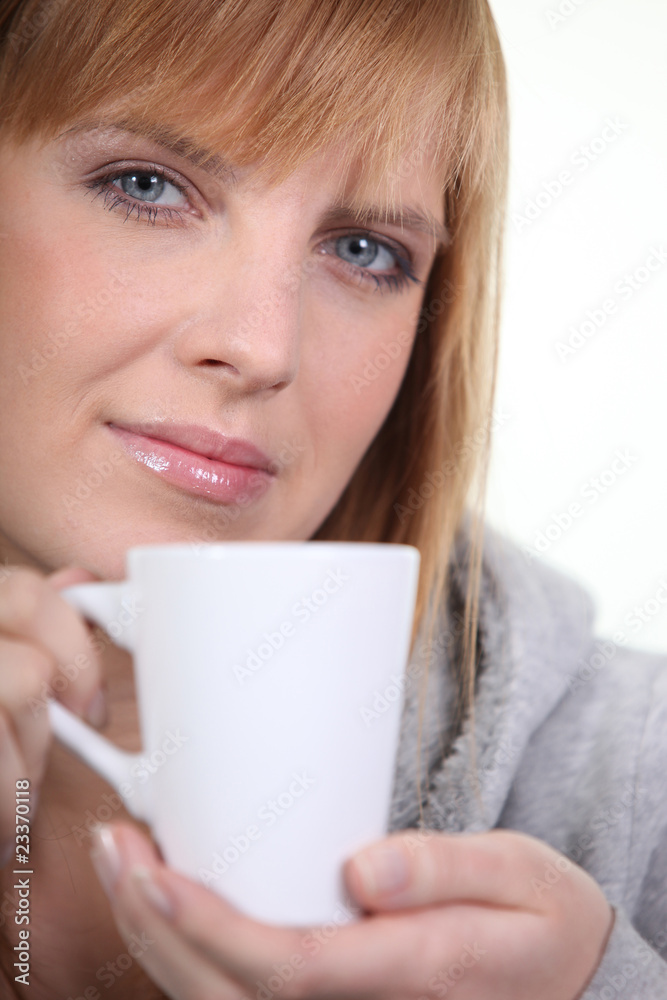 Portrait d'une femme blonde avec une tasse Portrait d'une femme blonde avec une tasse