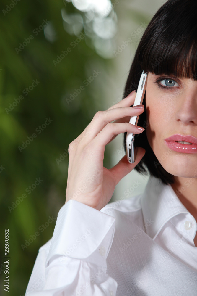 Portrait d'une femme au téléphone portable Portrait d'une femme au téléphone portable