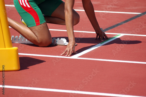 Atleta preparandose para correr photo
