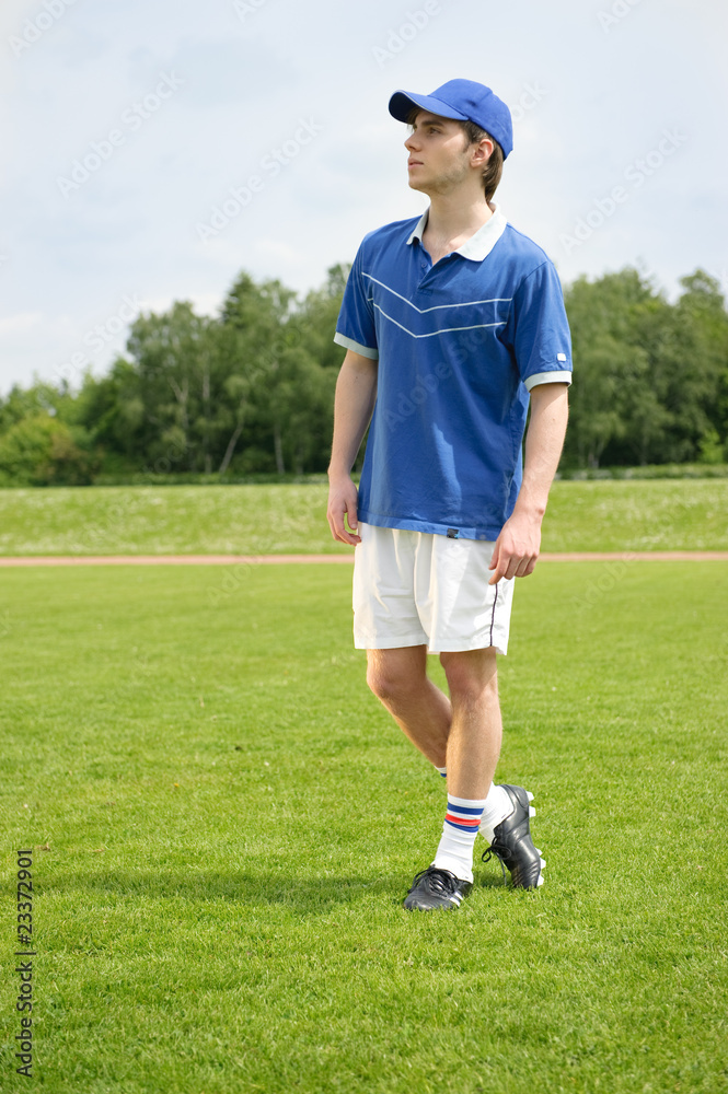 Junger Fußballspieler steht auf dem Rasen Junger Fußballspieler steht auf dem Rasen