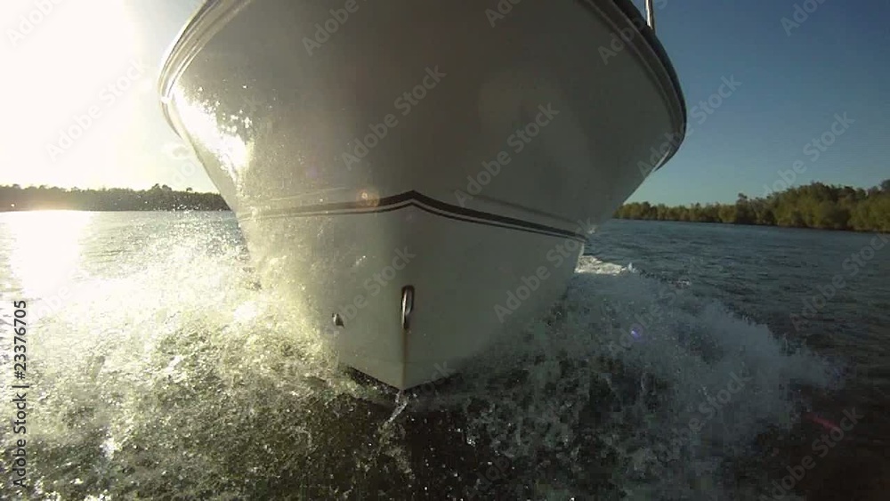 Etrave de bateau fendant l'eau (ralenti)