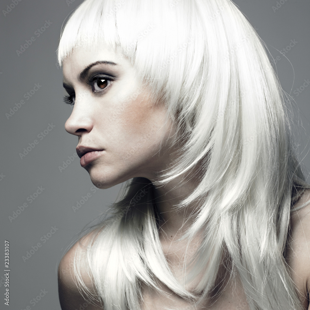 Obraz premium Beautiful young woman with blond hair