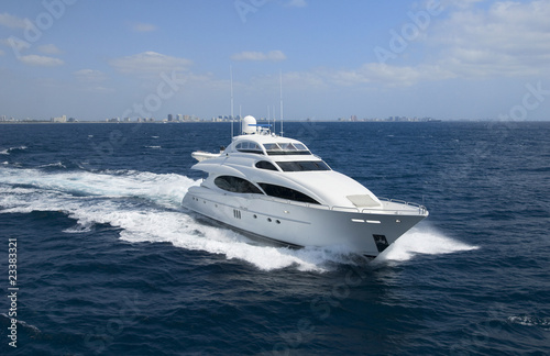 Luxury yacht with horizon line © goldenbergk