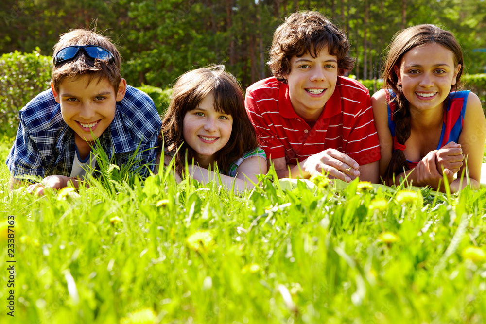 Fototapeta premium Przyjaciele na trawie