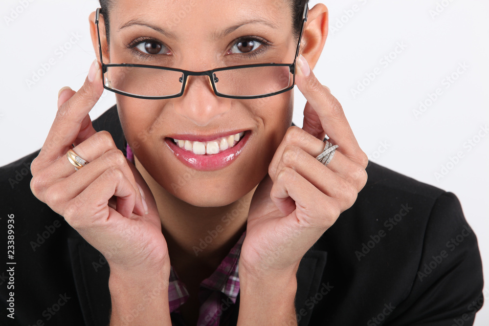 Portrait d'une jeune femme portant des lunettes de vue Portrait d'une jeune femme portant des lunettes de vue