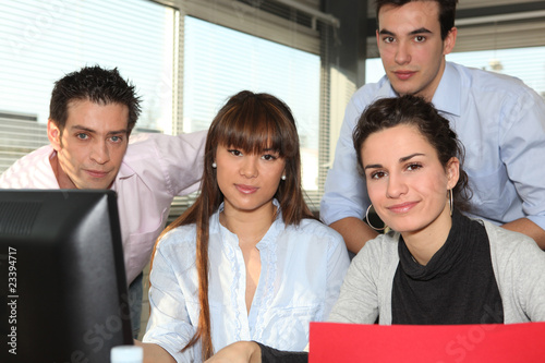 Groupe de commerciaux au bureau photo