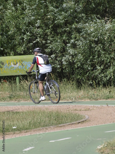 ciclista en carril bici