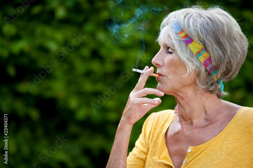 seniorin zieht an ihrer zigarette
