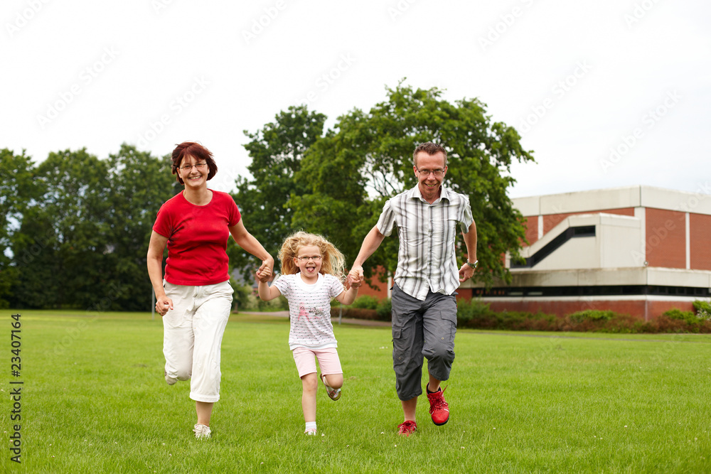 Fototapeta premium junge Familie zusammen