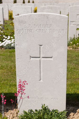 Le mémorial de Pozières - Tombe de soldat inconnu.(Bataille de l