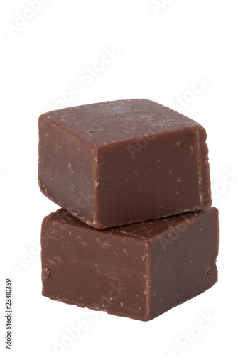 Gestapelte dunkelbraune Fudge mit Schokolade