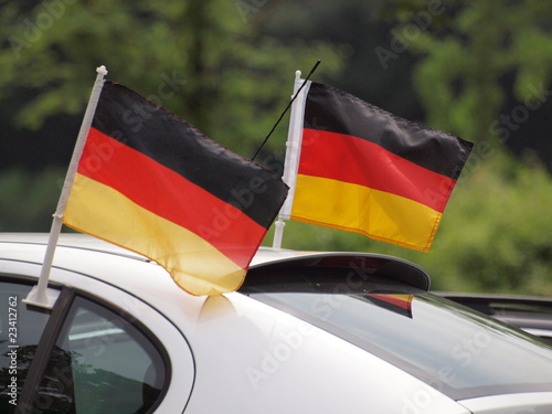 Deutschlandfahne auf dem Autodach