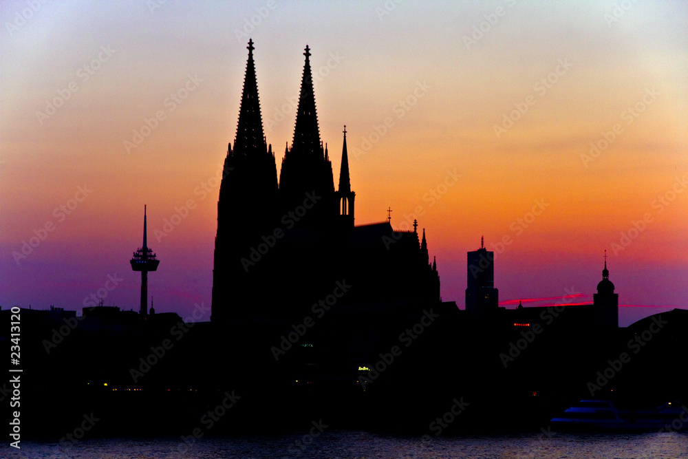 Kölner Dom in der Abenddämmerung