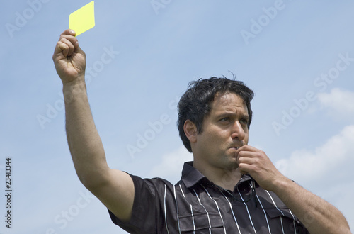 Schiedsrichter zeigt gelbe Karte