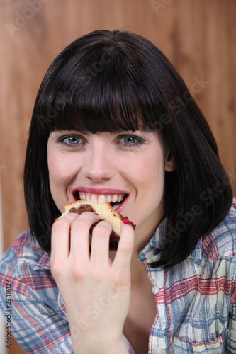 Portrait d une femme mangeant part de g  teau