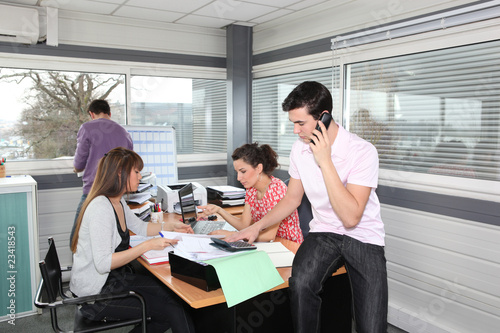 Groupe de commerciaux au bureau