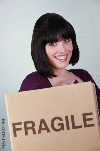 Jeune femme avec carton de déménagement © auremar