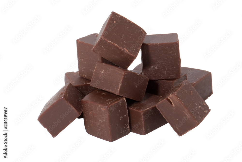 Gestapelte dunkelbraune Fudge mit Schokolade Gestapelte dunkelbraune Fudge mit Schokolade