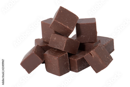 Gestapelte dunkelbraune Fudge mit Schokolade