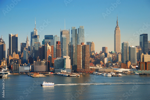 NEW YORK CITY WITH EMPIRE STATE BUILDING © rabbit75_fot