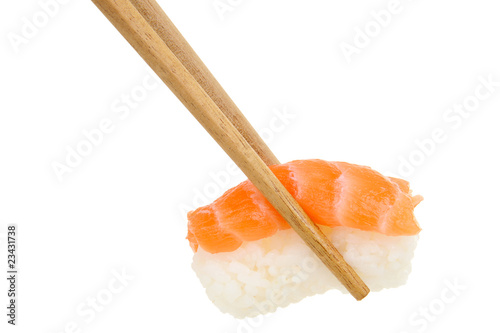 baguettes chinoises tenant un sushi