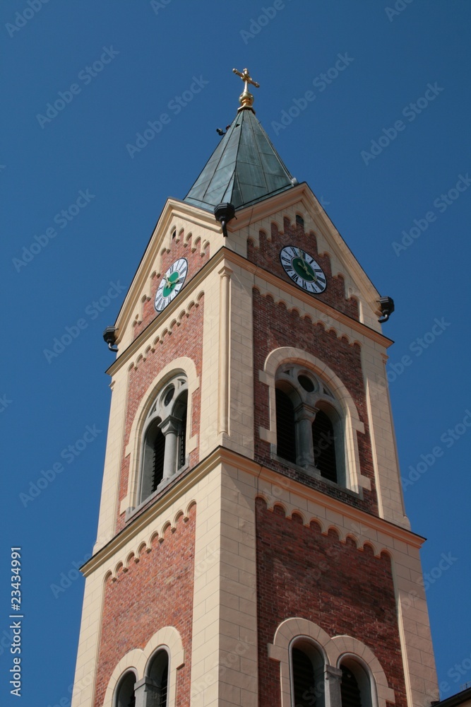 Neoromanischer Kirchturm