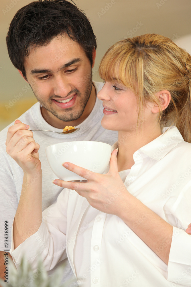 Portrait d'un couple prenant la petit déjeuner Portrait d'un couple prenant la petit déjeuner