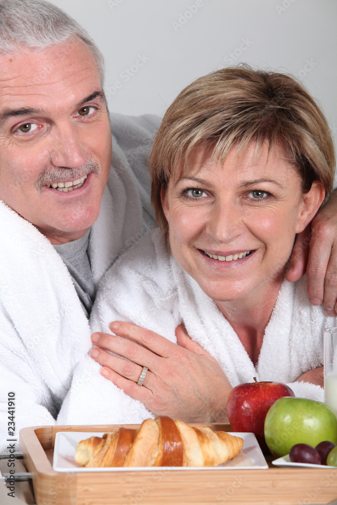 Couple senior prenant petit déjeuner au lit Stock Photo | Adobe Stock