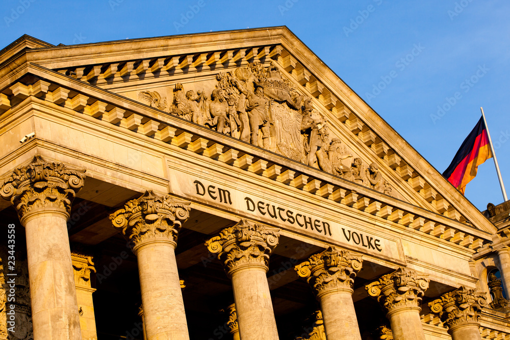 Fototapeta premium Deutscher Bundestag mit Flagge
