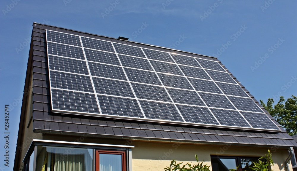 Fototapeta premium Solaranlage auf Einfamilienhaus