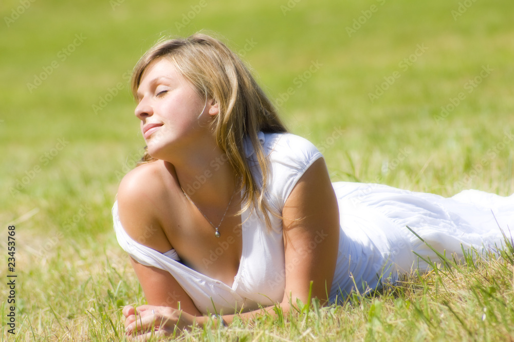 jeune femme heureuse et détendue au soleil jeune femme heureuse et détendue au soleil